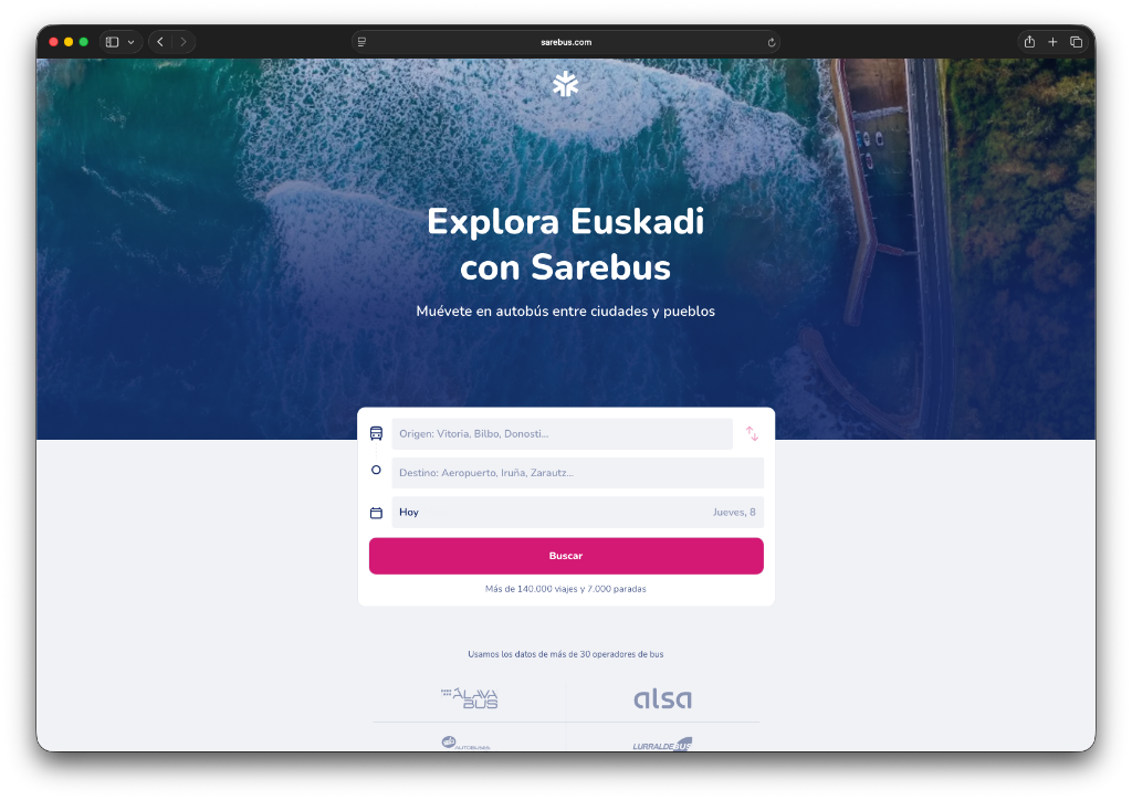 Portada de Sarebus: Explora Euskadi con Sarebus, con el buscador de origen, destino y fecha sobre una foto de la costa