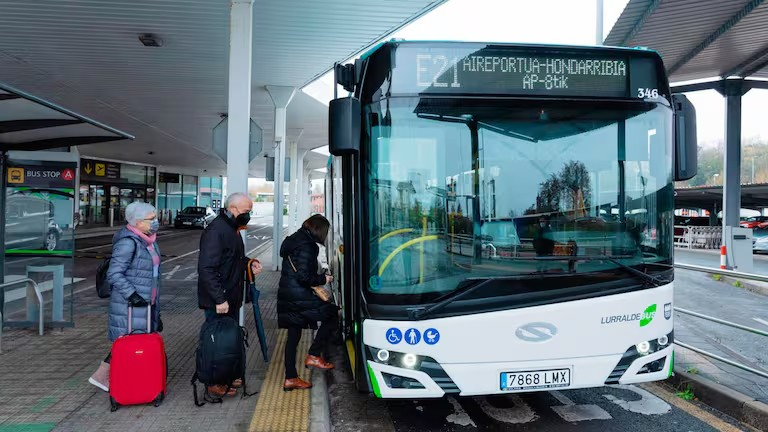 Autobús de Lurraldebus con el rótulo E21 Aireportua-Hondarribia en la parada del aeropuerto